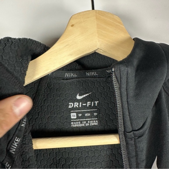 5/$25✨️ Nike dri fit kids jacket - Picture 4 of 4